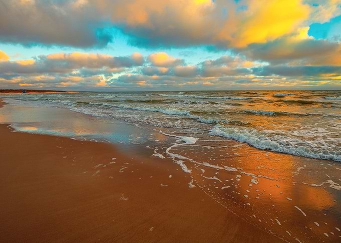 Sea With Cloudy Sky In Eve