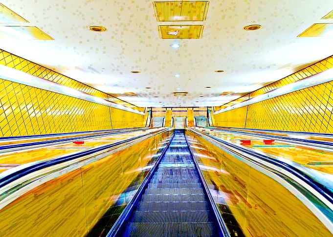 Moving stairway