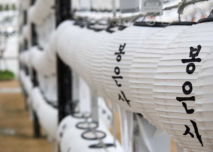 White lanterns Seonbuldang