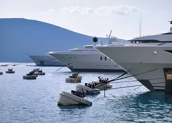 Modern super yachts