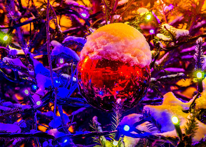 Red Ornament Ball Snow Cap