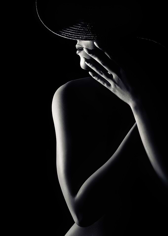 Nude woman with hat 3