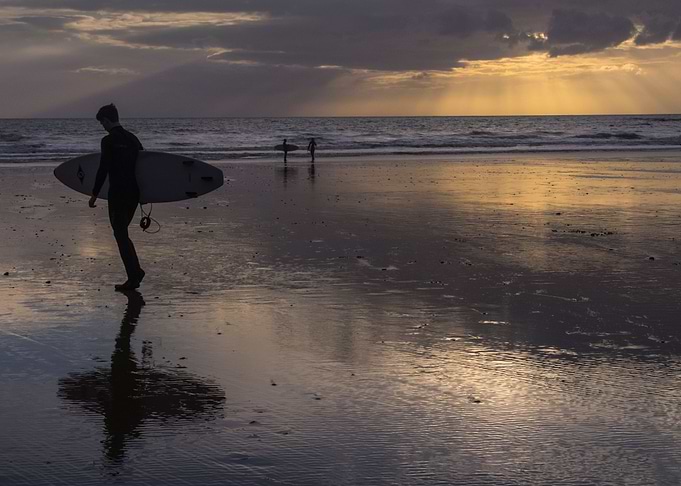 Surfs over