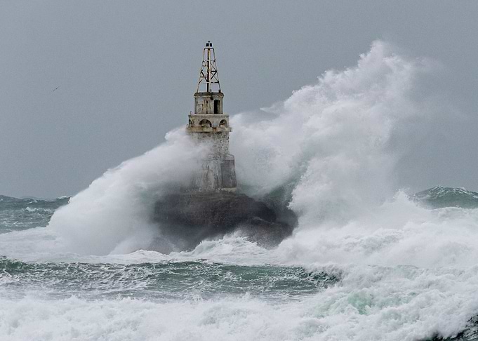 Huge waves at the sea