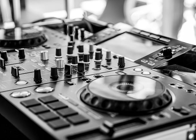 DJ