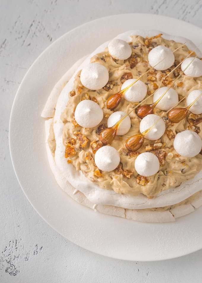 Pavlova cake with caramel
