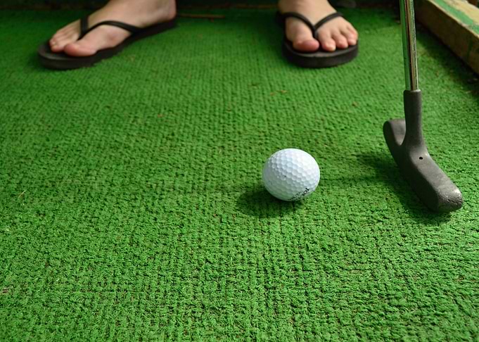 Playing Minigolf