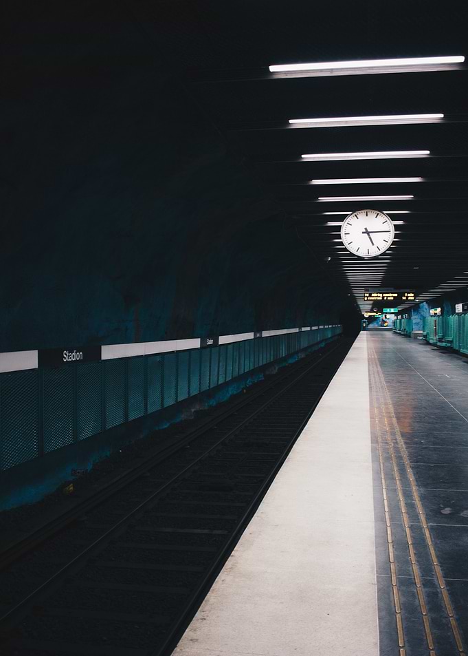 clock station train