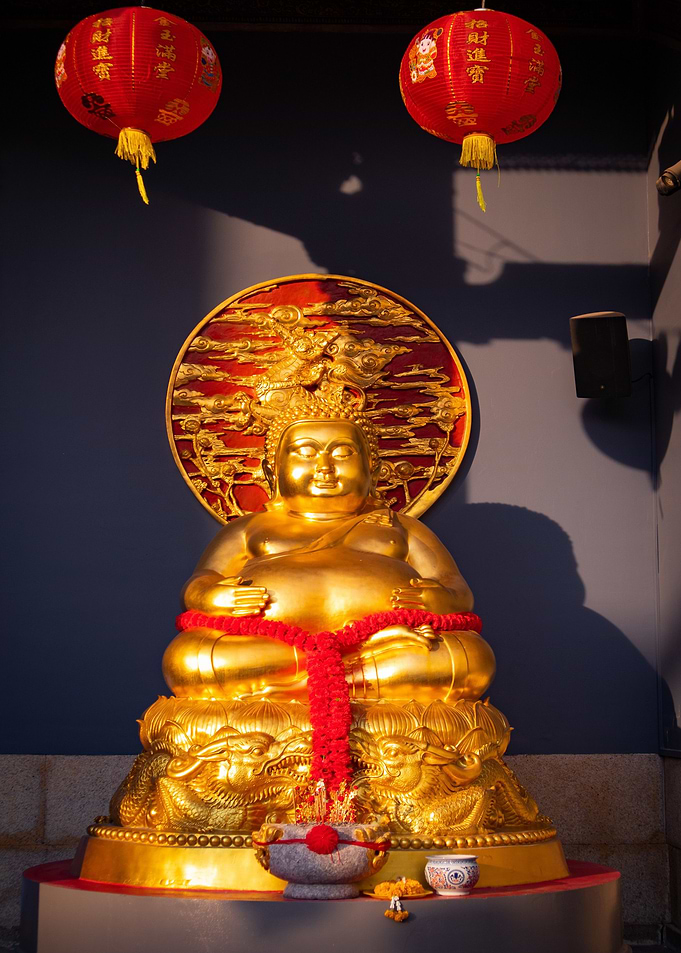 buddha gold statue