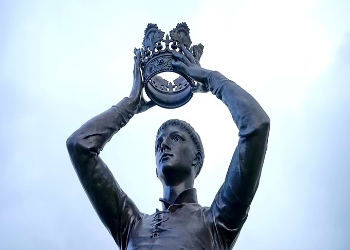 statue crown cloud