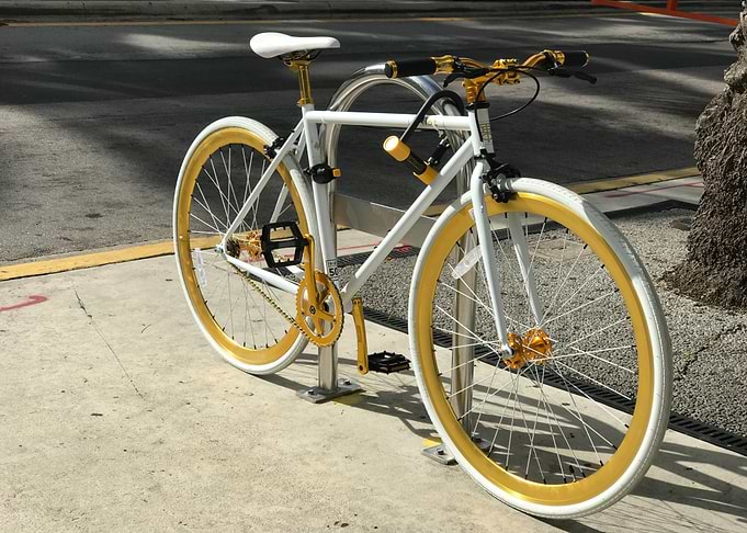 white bicycle whell