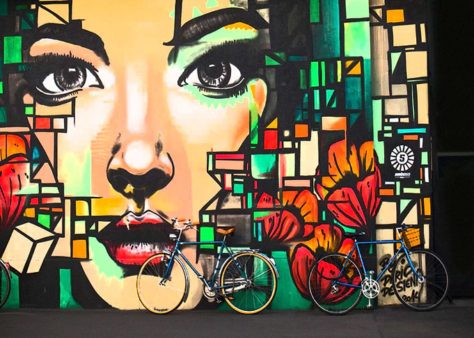 WOMEN WALL GRAFITTI