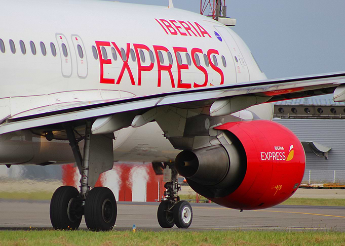 Airbus 320 taxiing