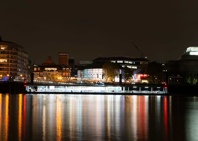 Shakespeares Globe by nigh