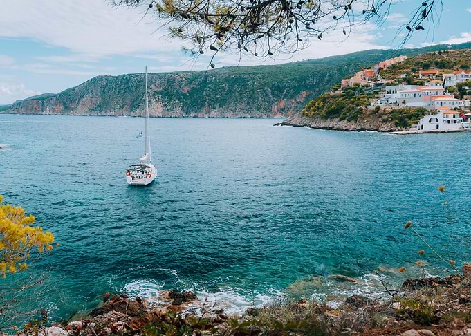 Beautiful Blue Bay Surroun