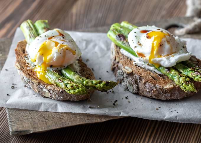 Sandwich with asparagus an