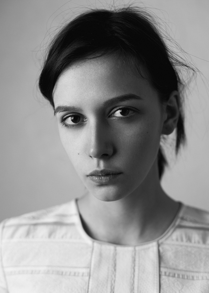 bw girl portrait