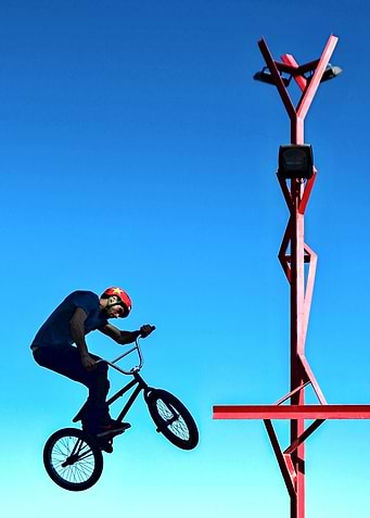 Artistic bicycle act 01