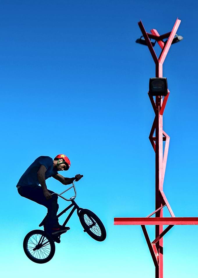 Artistic bicycle act 01