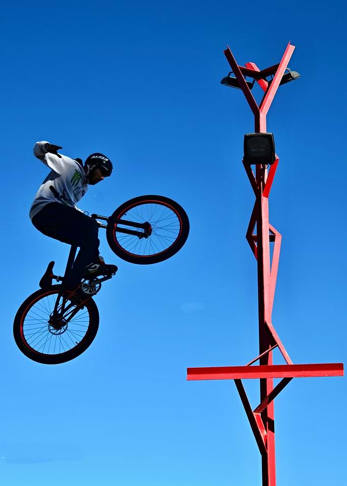 Artistic bicycle act 02