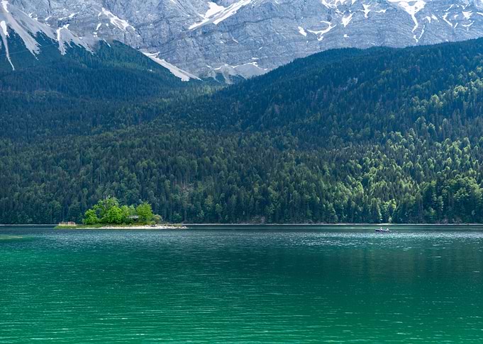 Eibsee Boot Mountain Lake