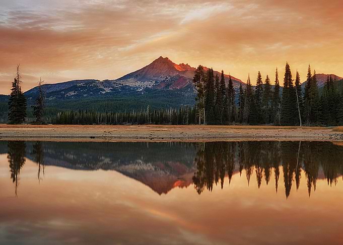 Lake Mountains Scenery