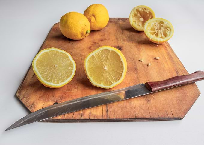 Cutting lemons