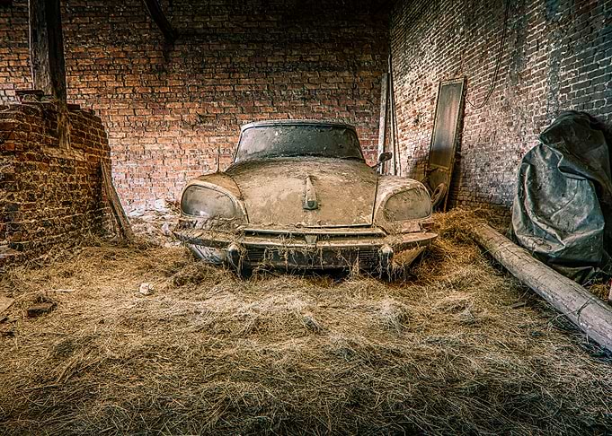 Citroen DS in the hay