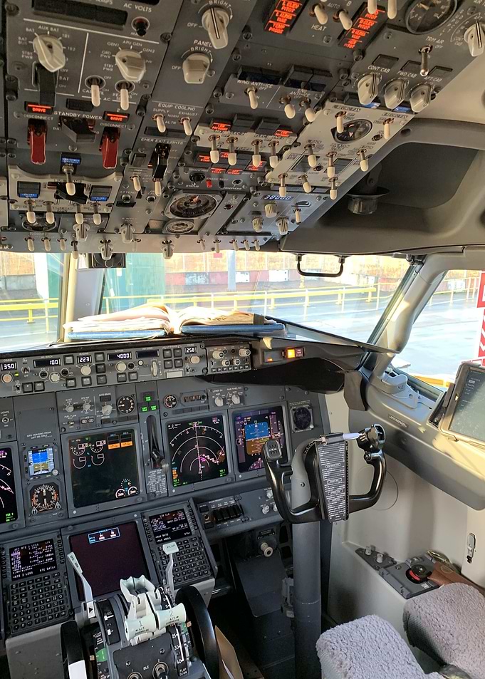 737800 Cockpit