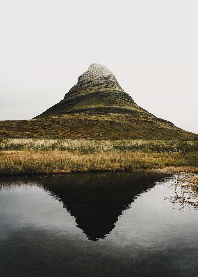 Iceland lake mountain