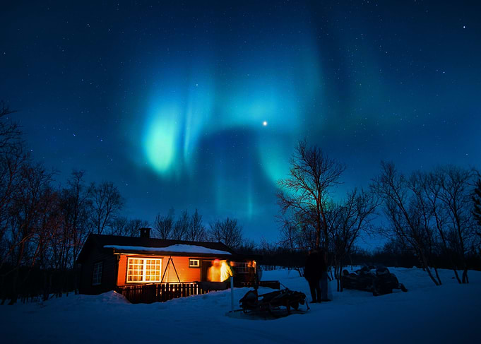 AURORA BOREALIS AT NIGHT