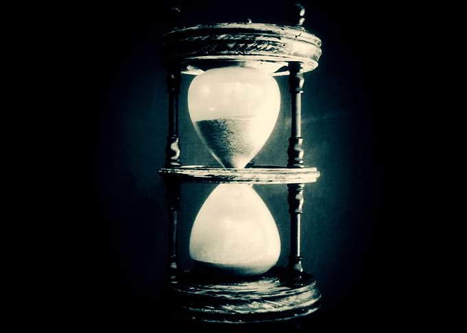 Hourglass antique low sat