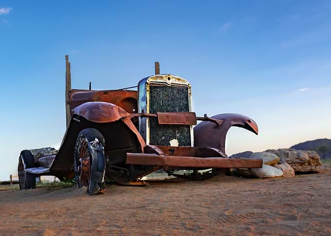 rusty oldtimer car