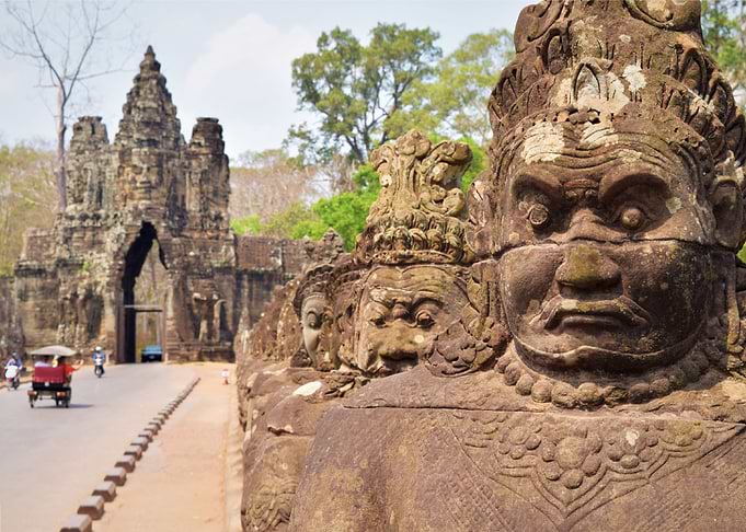 Angkor Wat Buddha bridge