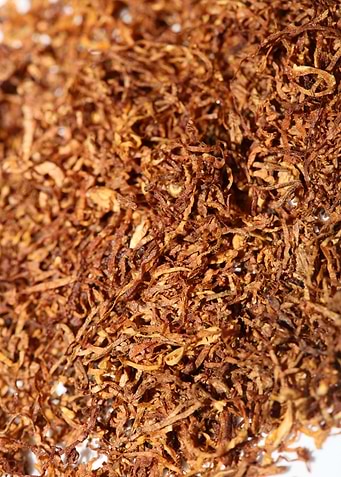 Rolling tobacco leaves