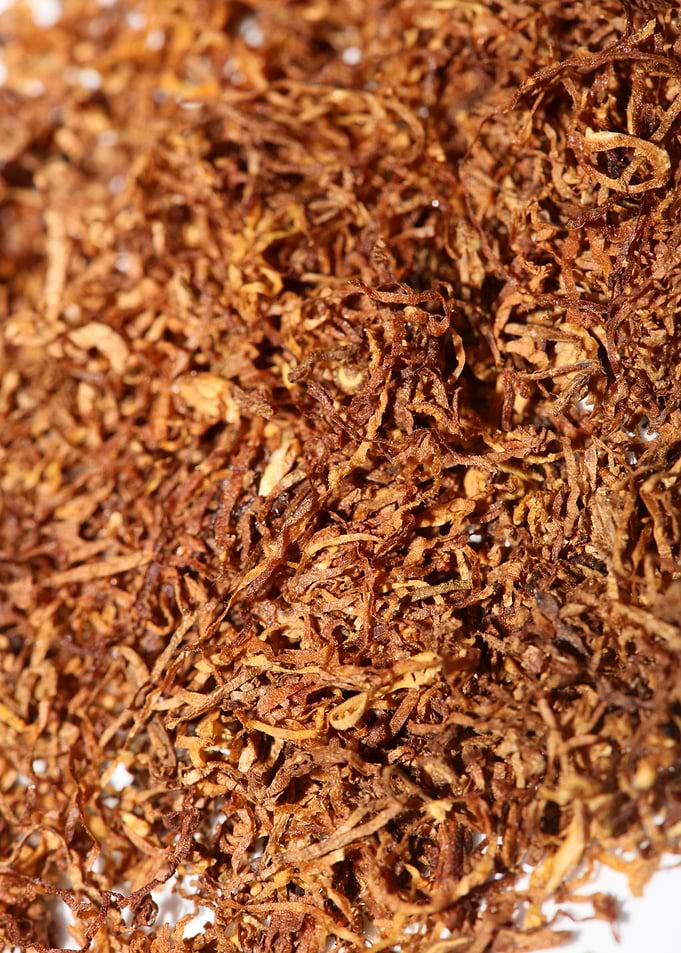 Rolling tobacco leaves