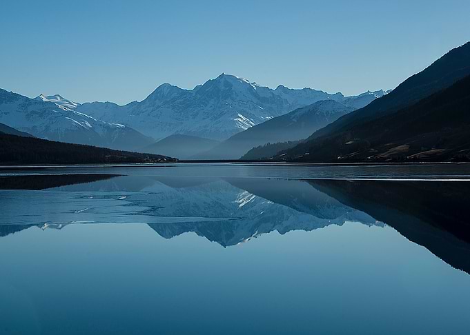 Reflecting lake mountains