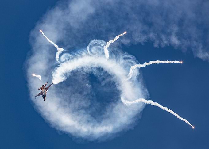 F16 sky spiral