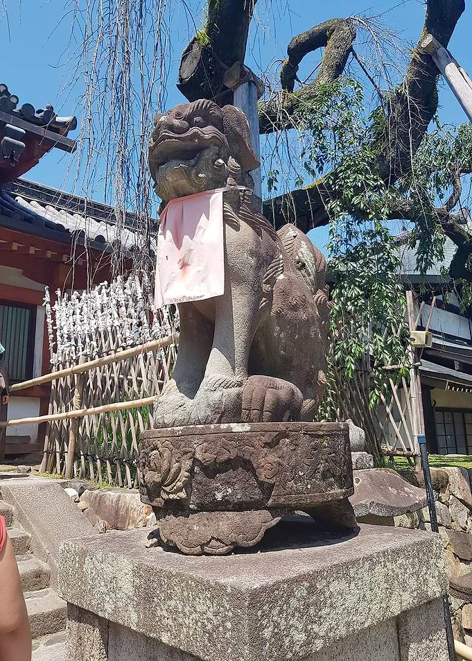 nara shrine statue