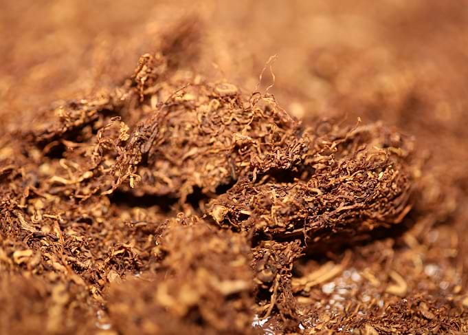 Rolling tobacco leaves