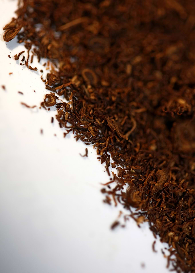 Tobacco rolling leaves