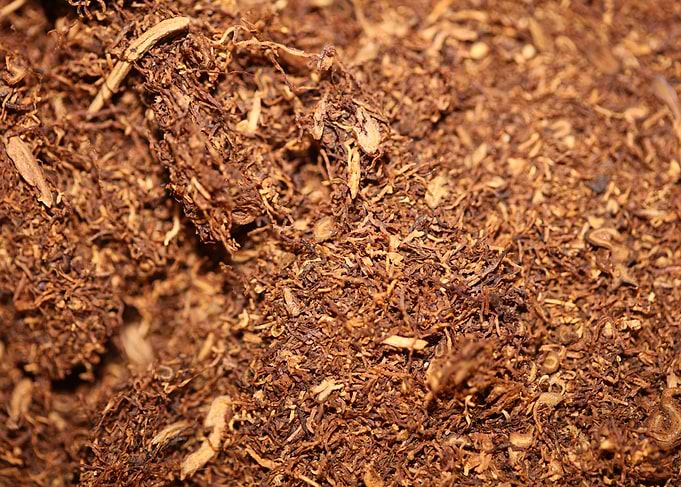 Tobacco rolling leaves