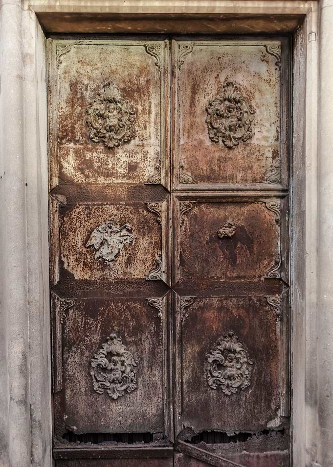 Door rusty abandon