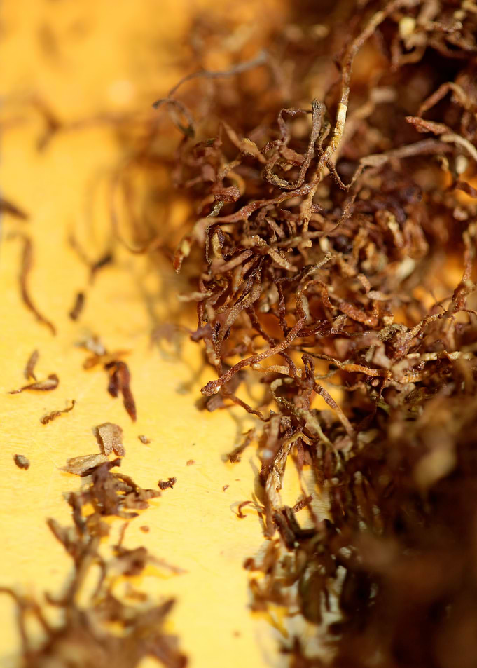 Rolling tobacco leaves