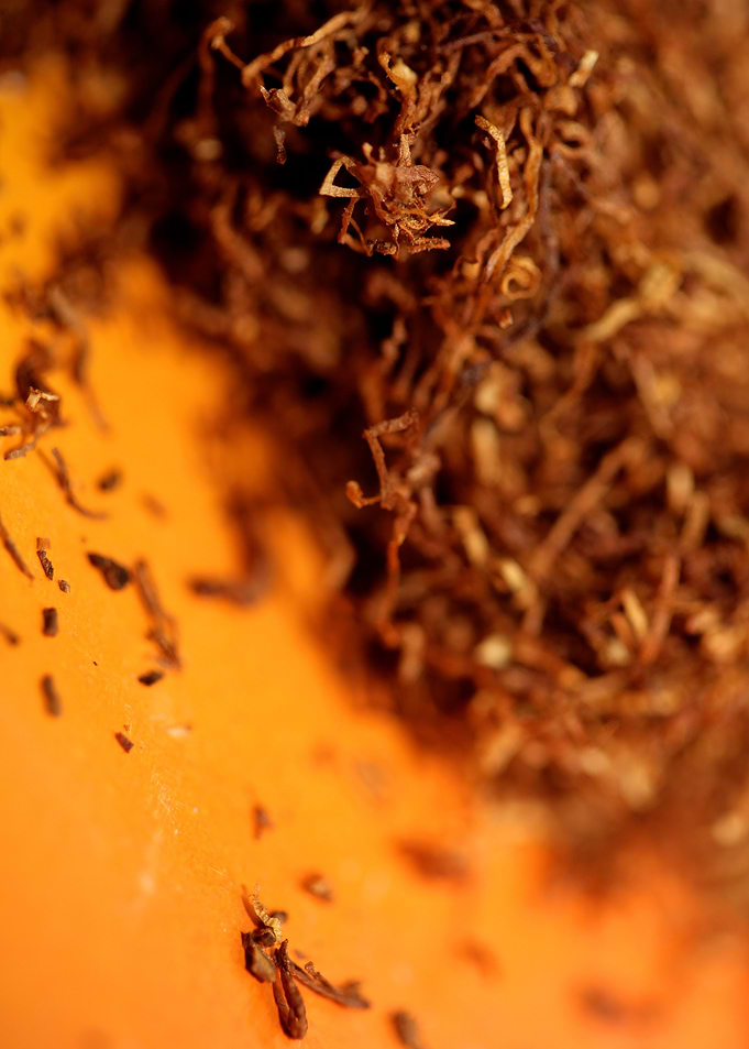 Rolling tobacco leaves
