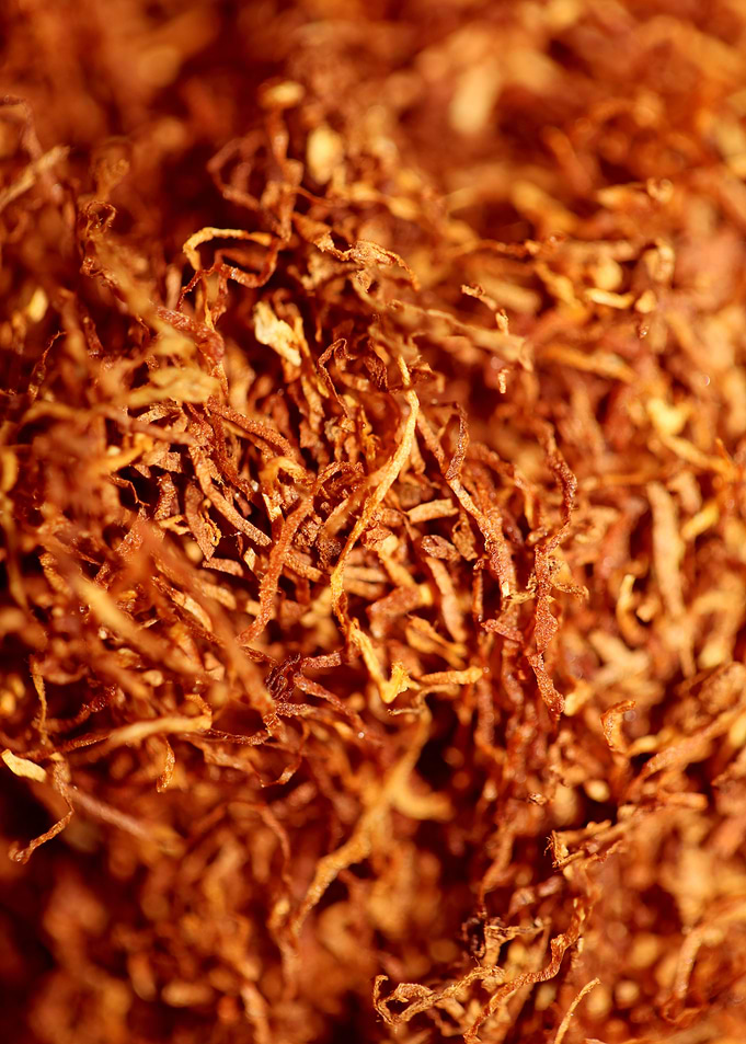 Rolling tobacco leaves