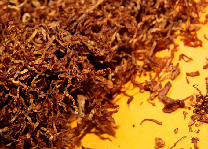 Rolling tobacco leaves