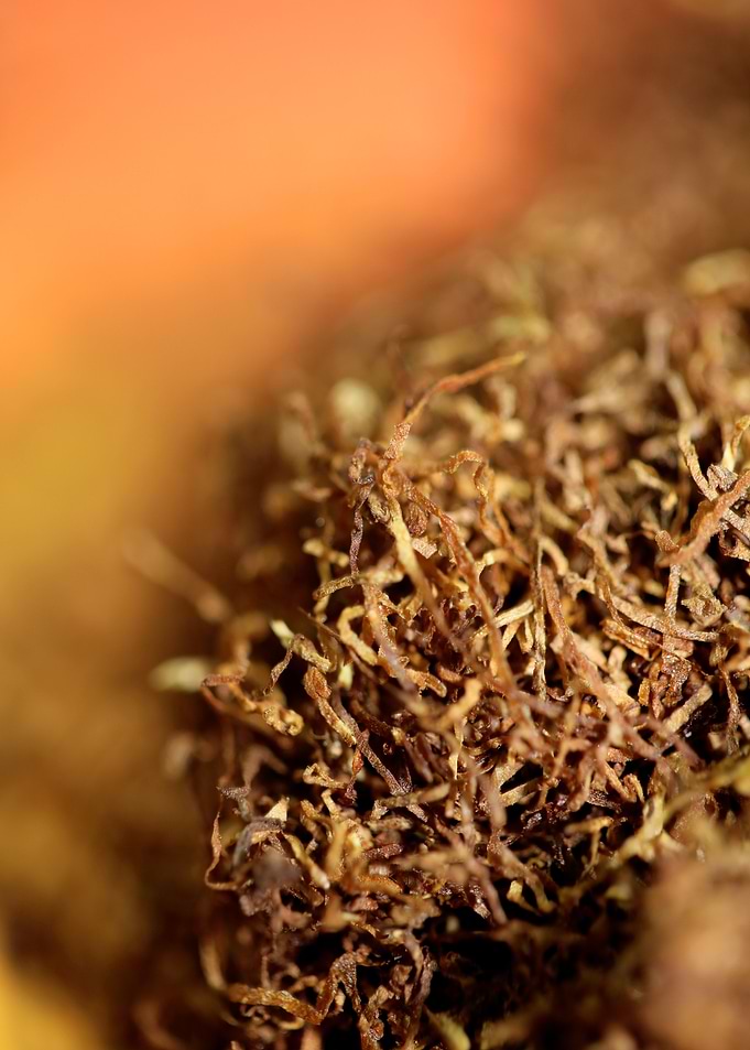 Rolling tobacco leaves