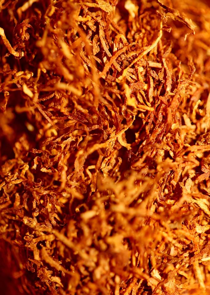 Rolling tobacco leaves