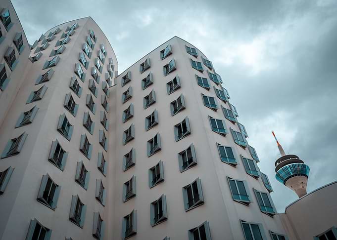 Gehry Bauten und Rheinturm